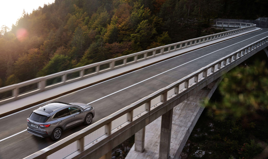 Ford Kuga jadący mostem